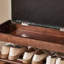 Banc de rangement rembourré pour chaussures en bois avec compartiment relevable et tablette ouverte-132178159-132178158