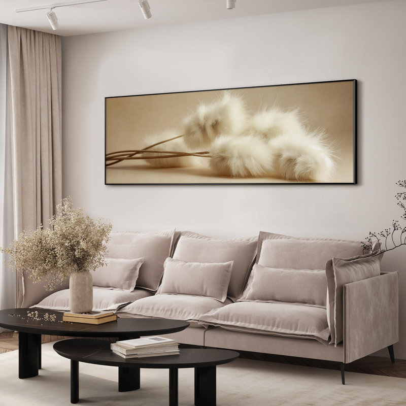 Reproduction d'art encadrée délicate de l'herbe de pampa délicate beige et crème dans le salon (assemblage de cadre requis)