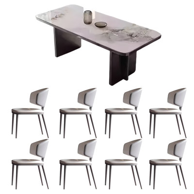 Petit appartement simple, table et chaise modernes