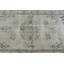 Tapis vintage rétro Oushak de style scandinave neutre idéal pour la salle à manger avec des accents verts et une texture moelleuse