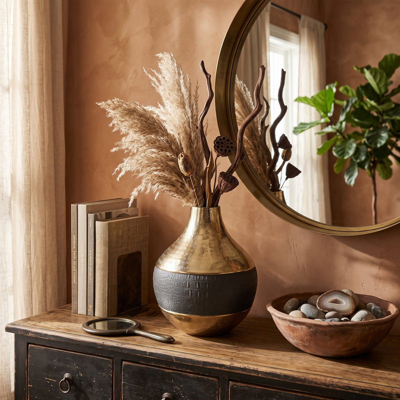 Vase en aluminium doré D10X12 "avec détails en cuir artificiel noir