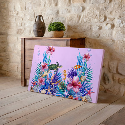 Toile, "Un arrangement vibrant et fantaisiste d'éléments marins tropicaux contre un art mural"