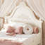 Lit plateforme simple en bois massif avec tête de lit sculptée, structure de lit à profil bas avec lattes, aucun sommier tapissier requis. Beige-133436992-133436994