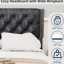 Lit tapissier en velours, grand lit gris, avec une tête de lit majestueuse. Convient à un décor de chambre à coucher haut de gamme-412670635