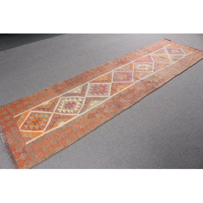 Tapis de couloir turc Herki fabriqué à la main en orange vif avec des motifs géométriques traditionnels d'Anatolie, parfaits pour les couloirs et les maisons à la recherche de couleur et de culture