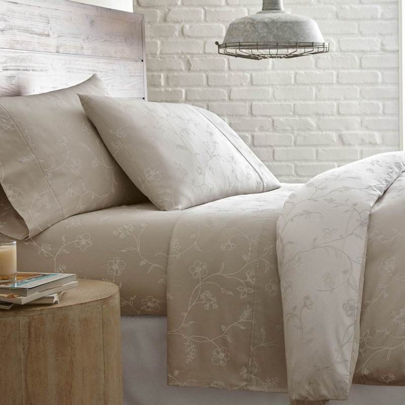 Southshore Fine Linens Sweetbrier Duvet Cover Set with 2 Pillow Shams, Lavender, 100% Long-Staple Cotton 300 Thread Count Sateen Floral Bedding, King / California King