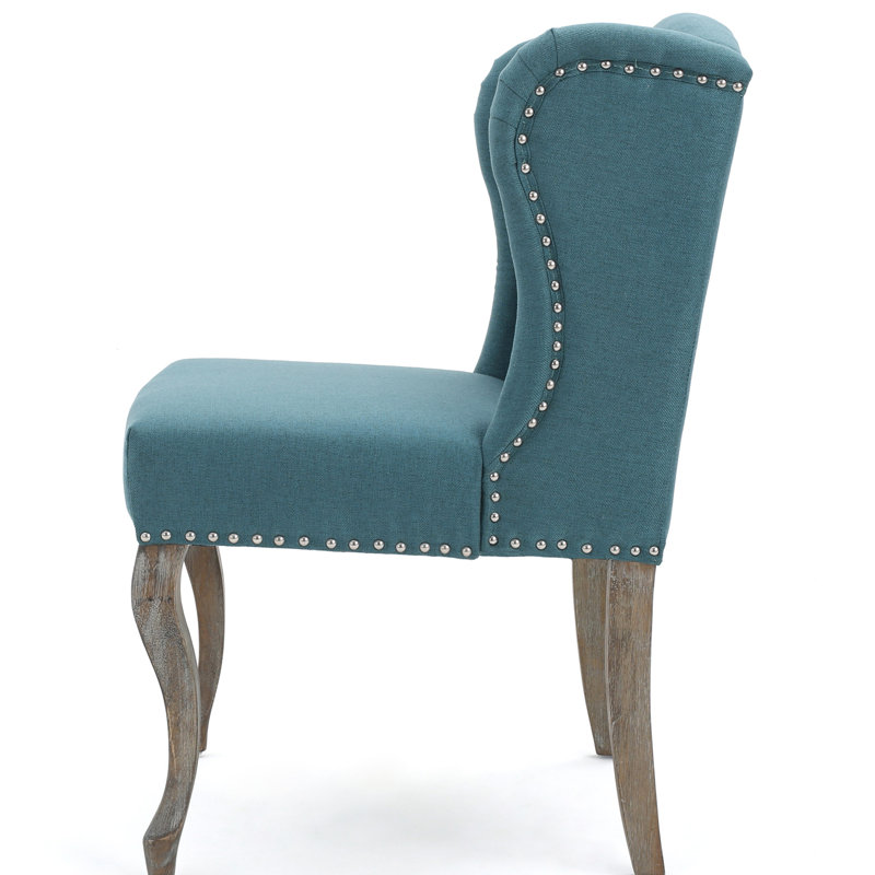 Fauteuil à oreilles classique bleu sarcelle avec pieds décoratifs et bordure cloutée