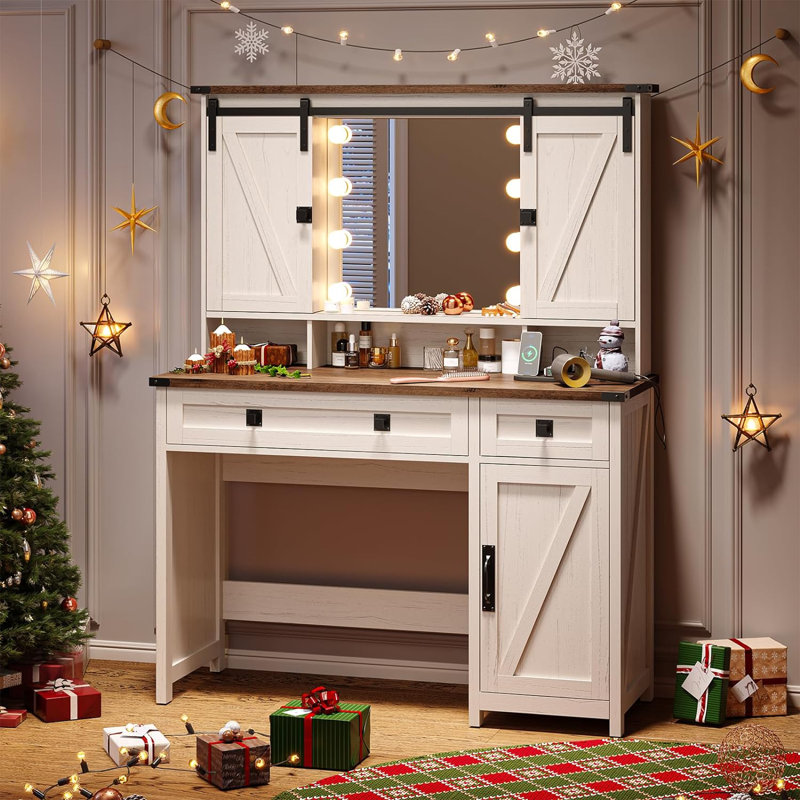 Coiffeuse de maquillage de ferme avec lumières et portes de grange, bureau de coiffeuse avec miroir, station de charge, crochets à bijoux et tablettes ouvertes pour le rangement