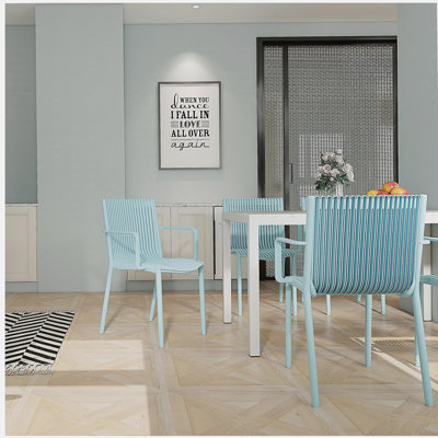 Fauteuil empilable en plastique 4 pièces pour intérieur / extérieur - dossier ergonomique à lattes, matériau PP toutes saisons, bleu clair clair - patio, balcon, café