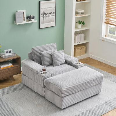 Fauteuil en velours côtelé gris de 110 cm de profondeur, avec porte-gobelets, repose-pieds amovible et mousse à mémoire de forme pour un confort optimal lors de vos séances de cinéma. Comprend également un repose-pieds, deux coussins et un accoudoir.