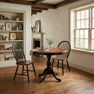 Ensemble de salle à manger rond 3 pièces en bois d'hévéa, cerisier noir et lin, avec pied central et dossiers capitonnés.
