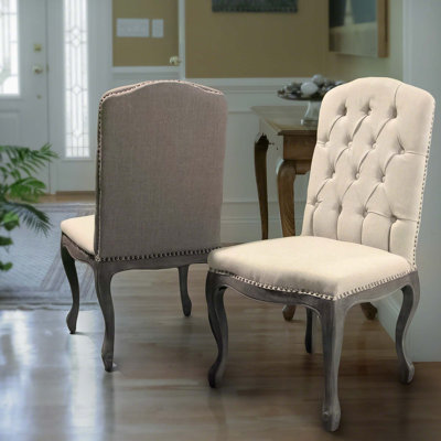 Luxueux ensemble de 2 chaises capitonnées à boutons, alliant confort et style contemporain avec pieds en bois patiné