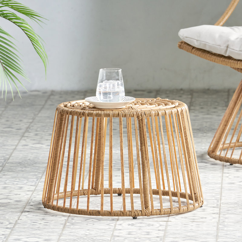 Table d'appoint brune pour une ambiance extérieure inspirée par l'aménagement de votre espace.