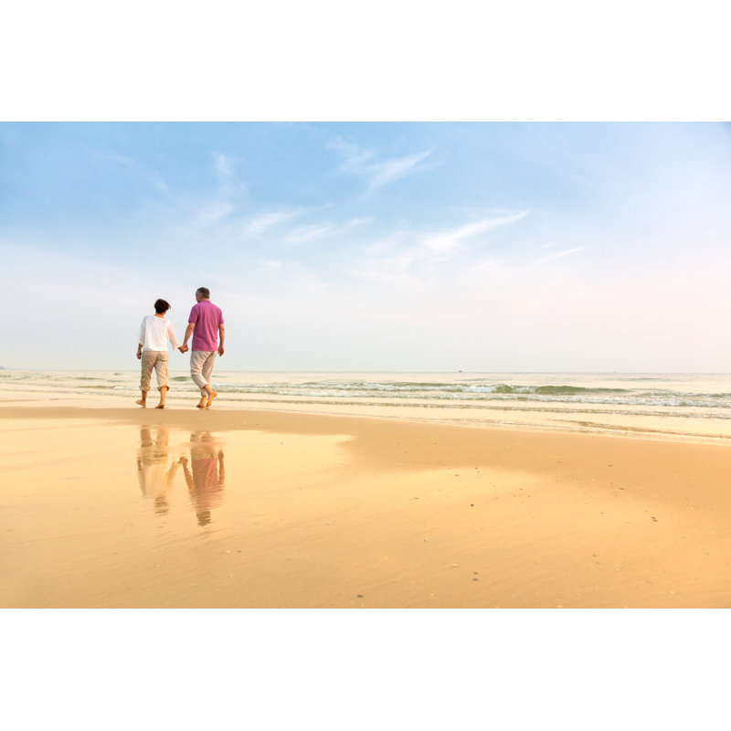 Couple de personnes âgées à la plage par Fredfroese, H 8 po x l 12 po