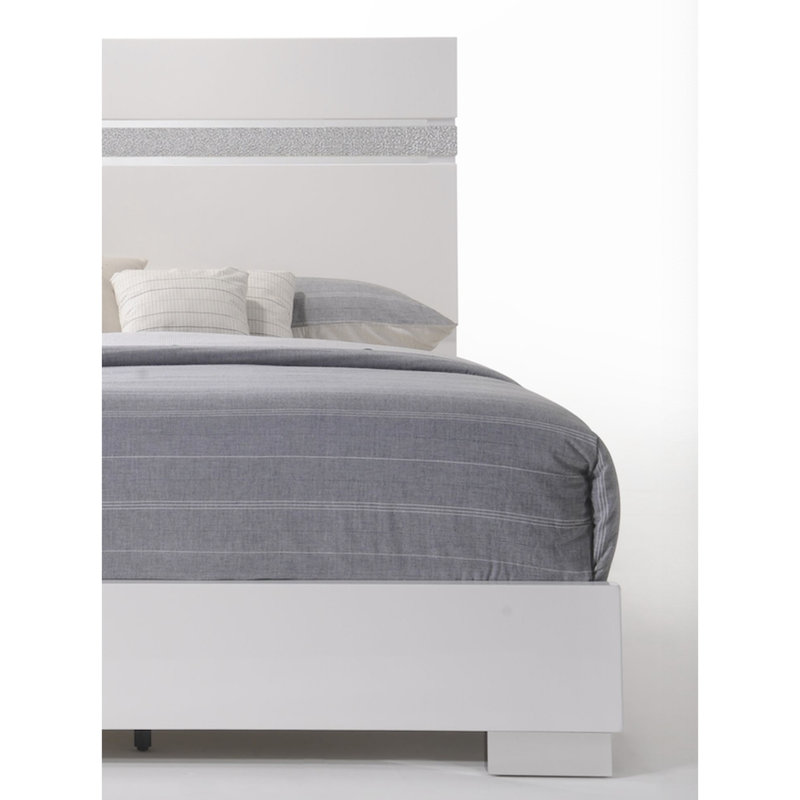 Grand lit en bois synthétique blanc - offre une surface de sommeil confortable et élégante avec des détails étincelants qui rehaussent le glamour de la chambre à coucher