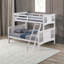 Lit superposé simple au-dessus de double de style moderne transitionnel avec échelle et finition grise-956386120