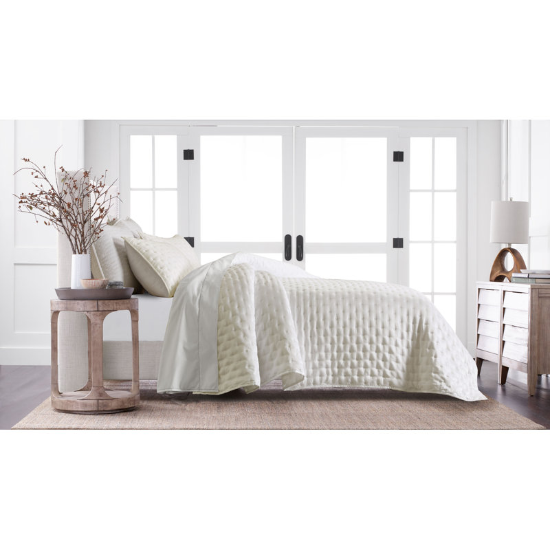 Ensemble de courtepointe Lana Tencel soyeux par Studio 16, Toronto. Fabriqué en 100% TENCEL, cet ensemble offre une sensation exceptionnellement douce au toucher, offrant une touche douce et soyeuse qui rehausse votre expérience de sommeil.