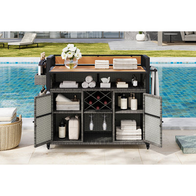 Chariot de barbecue extérieur en osier l 52,8 po avec plateau de table en bois en plastique allongé, îlot de cuisine sur roulettes avec armoire de rangement, pour patio, jardin, piscine, conception à deux poignées