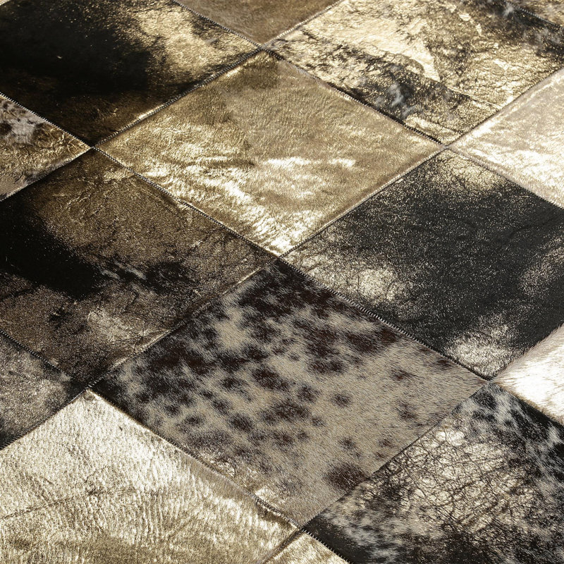 Tapis en peau de vache véritable avec patchwork de feuille d'or 7,83 x 10 pi, Rectangle 7 pi 10 po x 10 pi