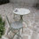 Ensemble bistro extérieur pour 2 personnes avec plateau en céramique, petite table de salle à manger rétro et ensemble de chaises pour patio