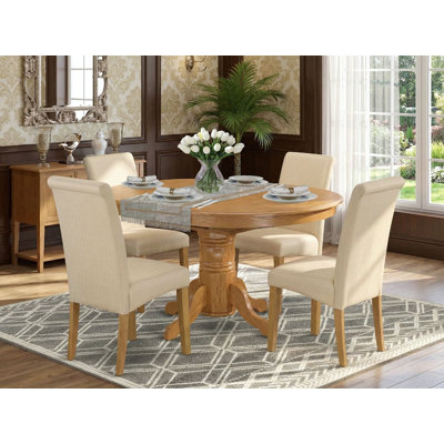 Cet ensemble de salle à manger 5 pièces comprend une table de salle à manger ovale avec rallonge papillon et 4 chaises rembourrées en tissu de lin beige clair, chêne