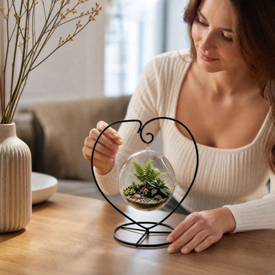 Présentoir en métal en forme de cœur avec chapeau de sorcière et globes ronds transparents suspendus. Vase en verre suspendu pour table ou surface de décoration intérieure. Fournitures de montage incluses.