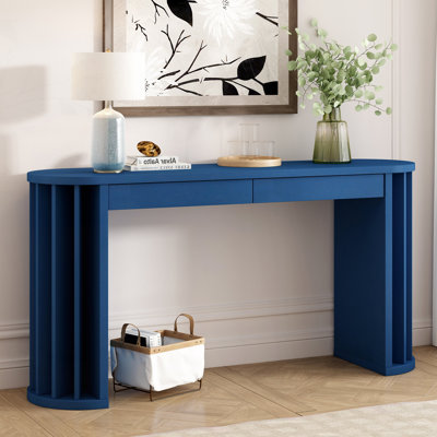 Console, canapé incurvé et à lignes droites, derrière le canapé