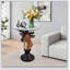 Élégante table d'appoint à tête de cerf avec une expression naturelle, parfaite pour rehausser le décor du salon et ajouter une touche de nature
