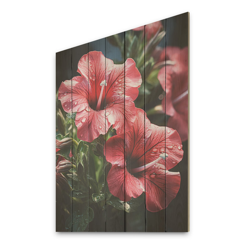 Red Petunia Parade - Pétunias sur bois, H 40 po x l 30 po