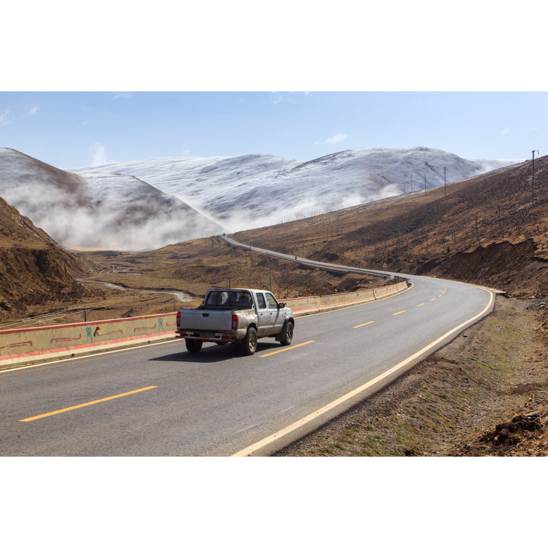 Leinwandbild Pickup Truck auf der Straße, Schöne Winterstraße in Tibet unter Schneeberg Sichuan China