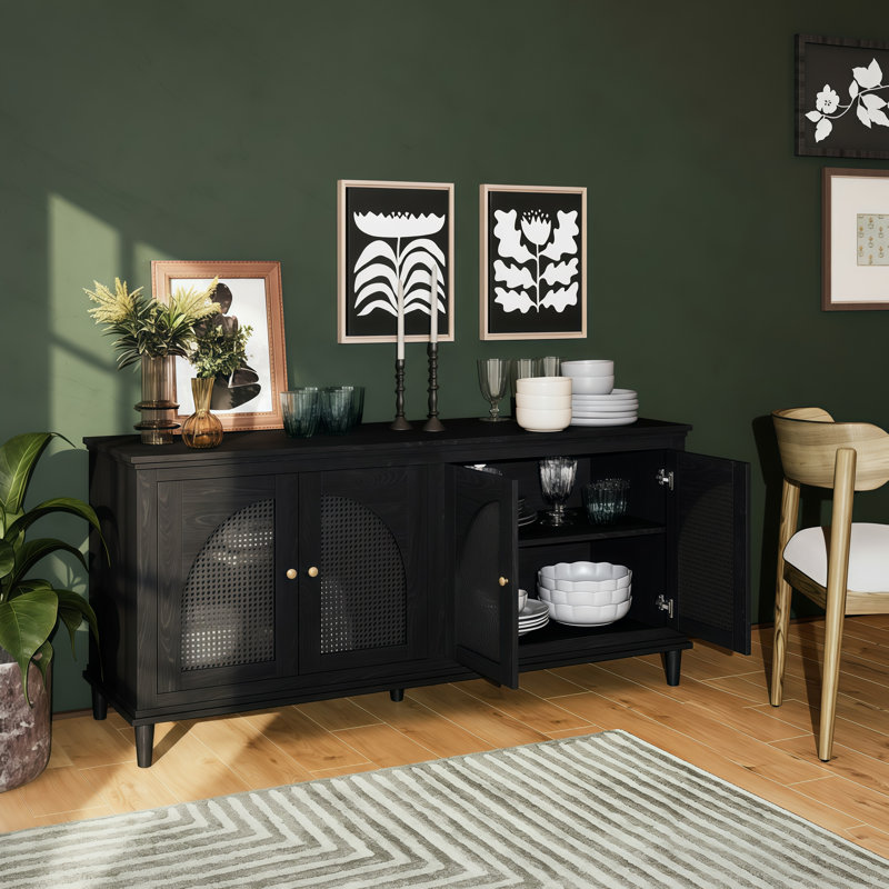 Ce buffet à quatre portes de grande capacité est doté de deux tablettes réglables et d'une finition texturée noire, ce qui le rend à la fois pratique et esthétique.