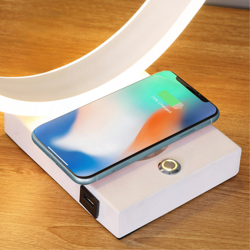 Lampe de table 13,5 "en forme de C à DEL avec port USB / chargeur sans fil