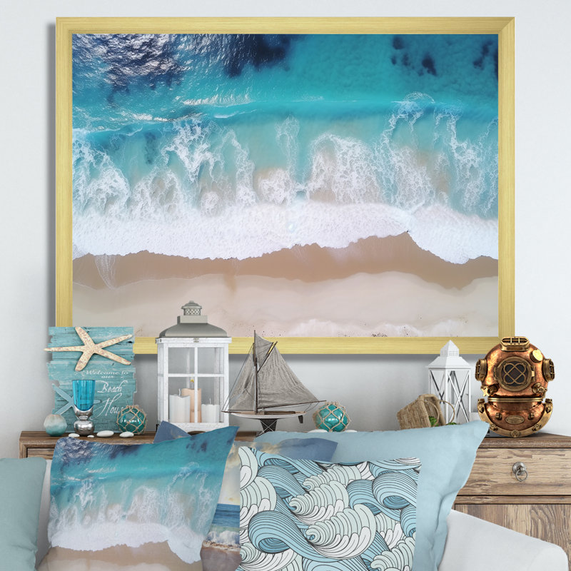 Vagues blanches et bleues vue aérienne III - plage, art mural, Cadre doré à coins fermés, H 34 po x l 44 po x P 1,5 po