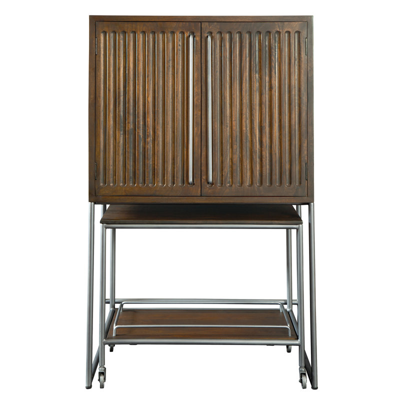 Armoire à vin et bar rustique de style industriel avec chariot intérieur et miroir de service