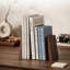 Serre-livres en noyer (2 pièces) 15,3 x 12 x 9,3 cm. Supports robustes en forme de L avec patins antidérapants.