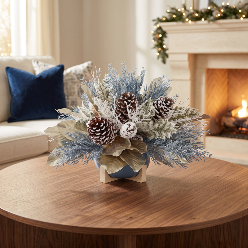 Arrangement des Fêtes avec feuilles de magnolia et pommes de pin