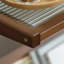 Table basse en verre avec table de chevet intégrée, marron, pratique et élégante pour les petits espaces de salon, grand espace de rangement grâce à son extrémité marron et son compartiment de chevet.