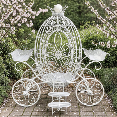 Chariot majestueux en fer avec couronne