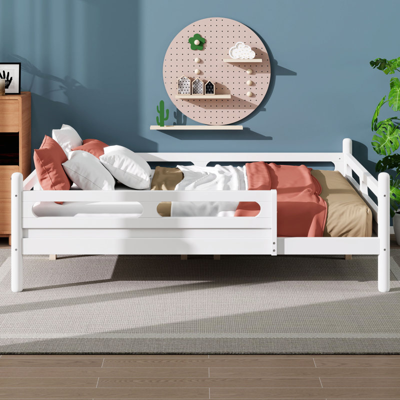Lit plateforme avec barrières de sécurité, profil bas, un lit plateforme en bois sécurisé avec barrières de sécurité et design à profil bas