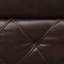 Chaise de style transitionnel avec coutures manuelles et coussins décoratifs à finition brune pour salon principal