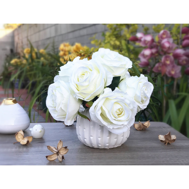 Agencements de roses ouverts artificiels et étagères en vase, Crème