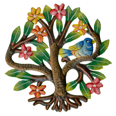 Oiseau bleu peint dans un arbre