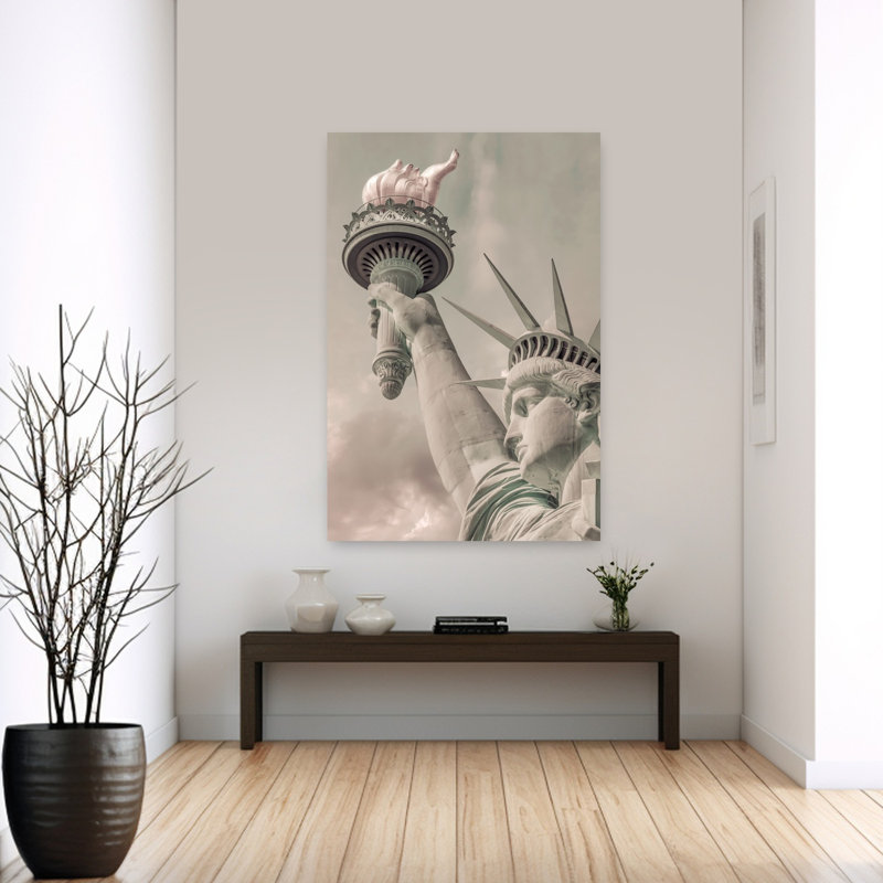 Affiche murale rétro vintage abstraite représentant la torche emblématique de la Liberté et l'architecture urbaine