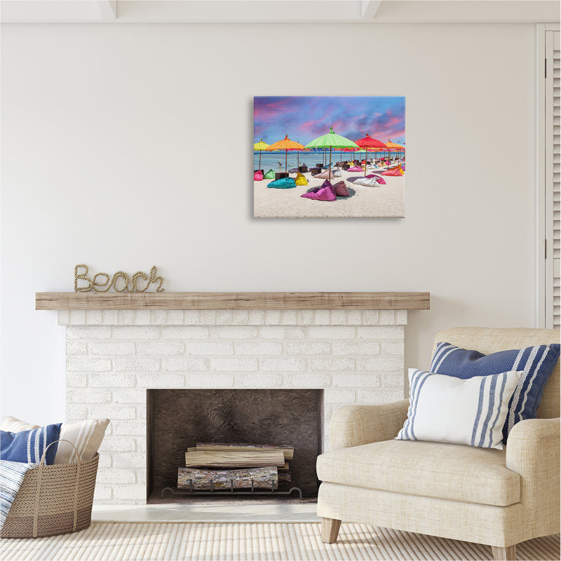 «Highland Dunes Beach Umbrellas On Shore On» par Silver Print, H 24 po x l 30 po x P 1,5 po
