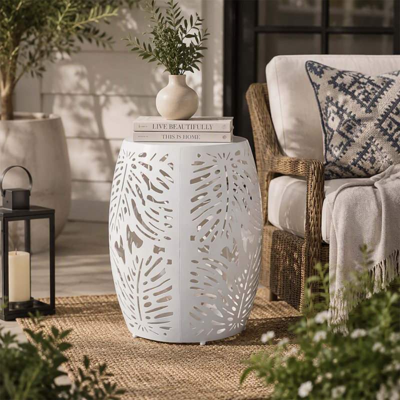 Table d'appoint moderne en métal avec un design élégant en fer découpé et un cadre durable à revêtement en poudre, parfaite pour les espaces minimalistes chics.