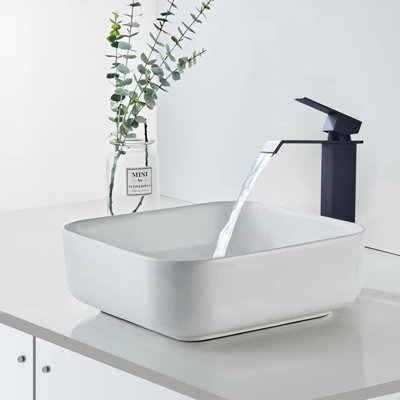 Single-handle Bathroom Faucet with Drain Assembly