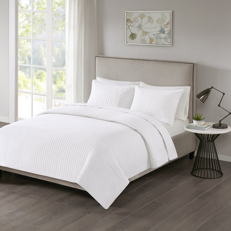 White King Microfiber Reversible Quilt Set