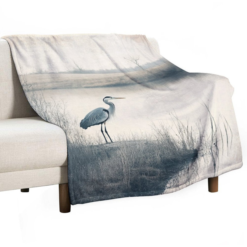 Jeté en flanelle Heron debout près de Tranquil Lake Shore, 60x80in