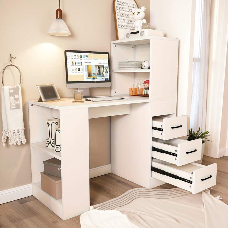 Bureau d'ordinateur blanc avec prise 4 en 1, 3 tiroirs coulissants et 4 tablettes de rangement - Bureau d'étude moderne en bois pour le bureau à domicile, la chambre à coucher, le dortoir