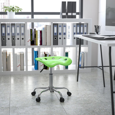 Tabouret de style siège de tracteur aux couleurs vives